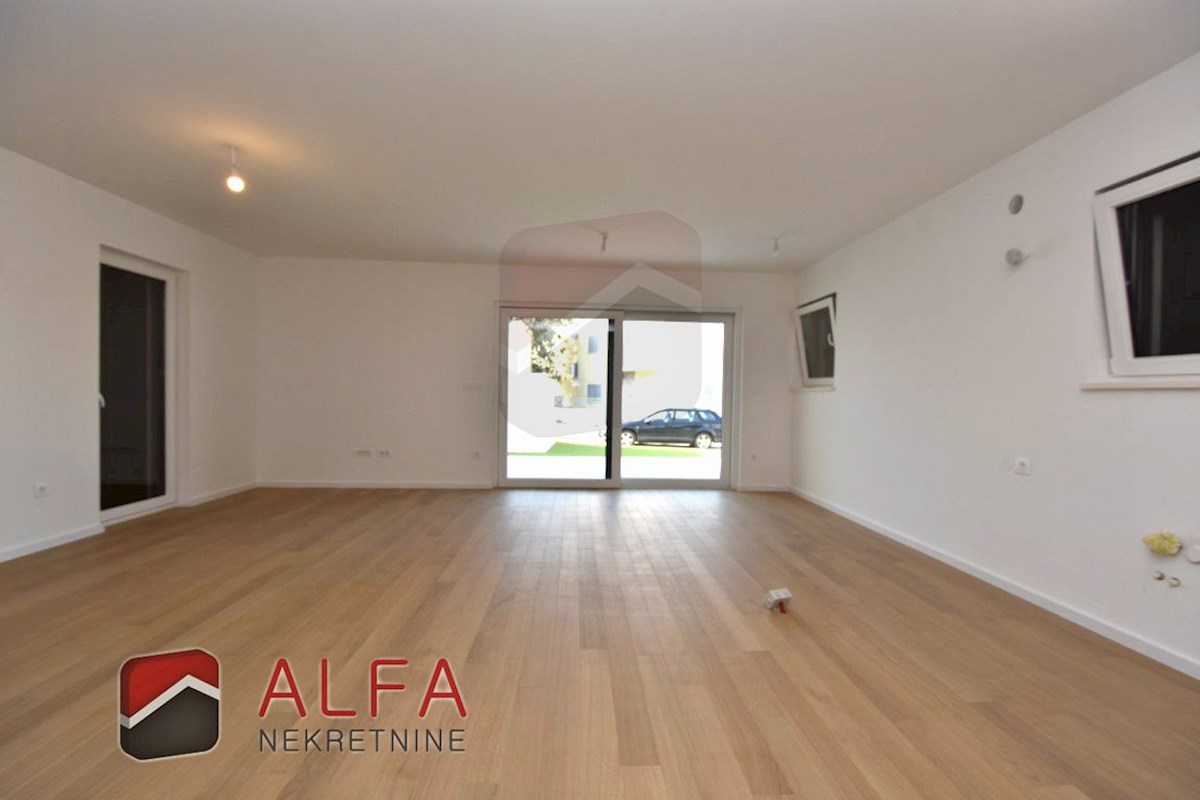 Vodice centro, ATTRAENTE, vendesi appartamento tricamere al piano terra con giardino