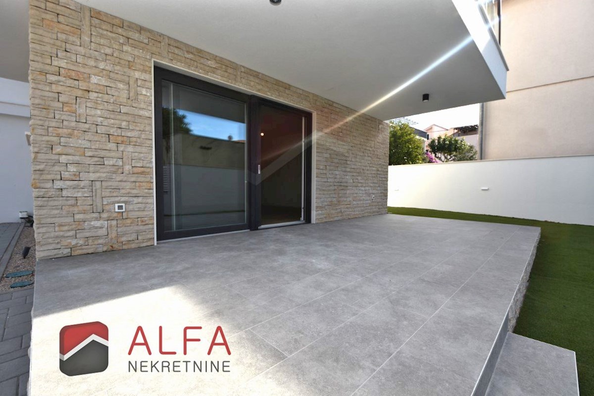 Vodice centro, ATTRAENTE, vendesi appartamento tricamere al piano terra con giardino