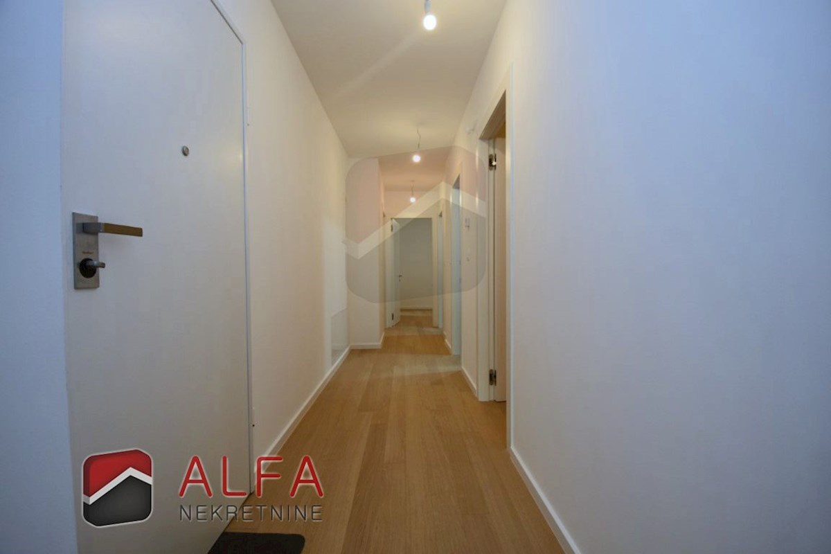 Vodice centro, ATTRAENTE, vendesi appartamento tricamere al piano terra con giardino