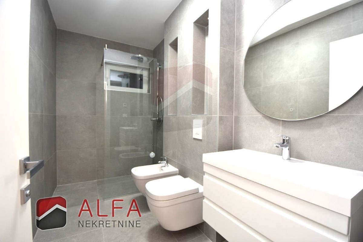 Vodice centro, ATTRAENTE, vendesi appartamento tricamere al piano terra con giardino