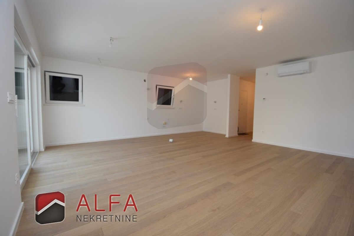 Vodice centro, ATTRAENTE, vendesi appartamento tricamere al piano terra con giardino