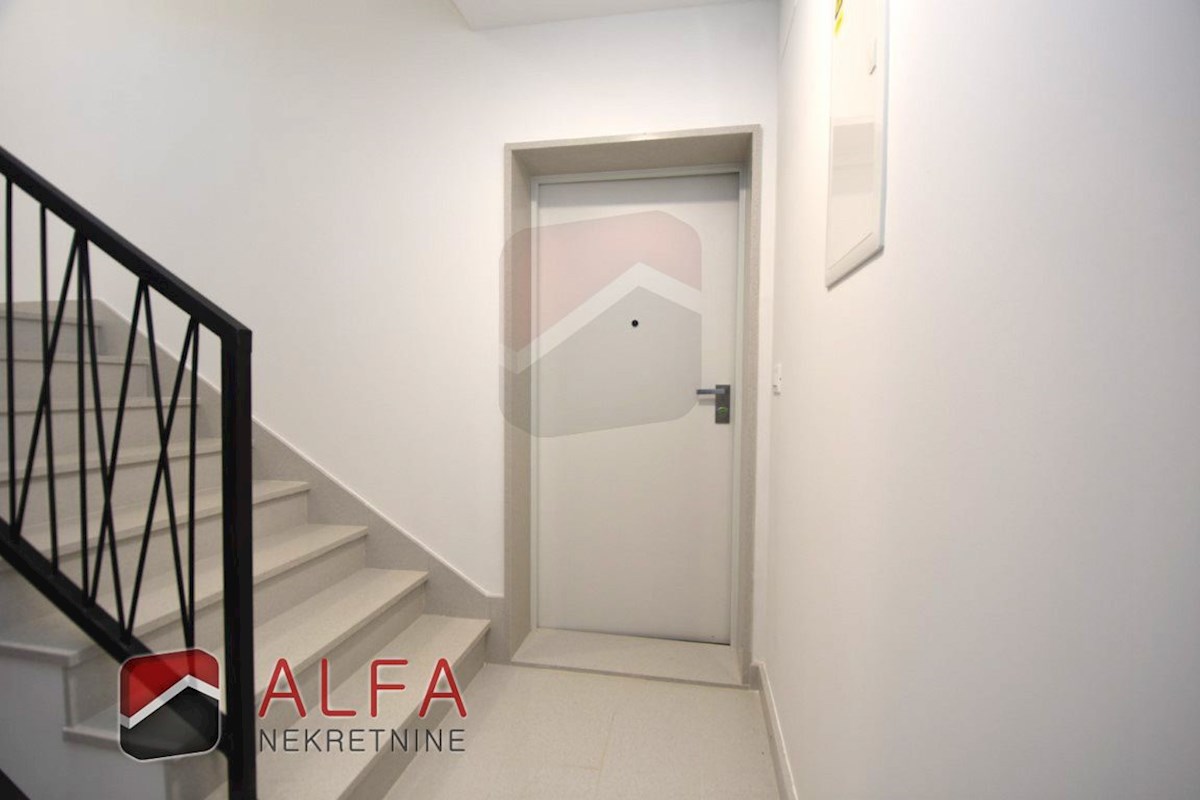 Vodice centro, ATTRAENTE, vendesi appartamento tricamere al piano terra con giardino