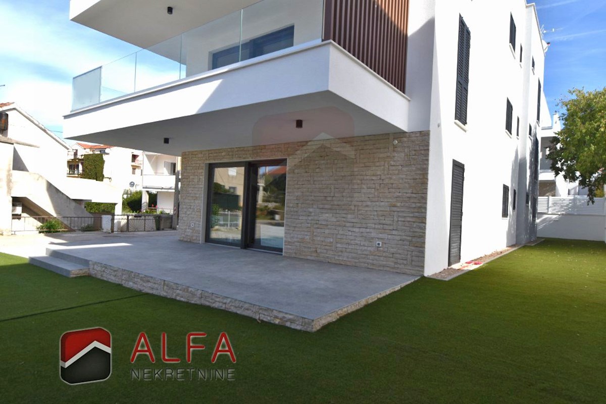 Vodice centro, ATTRAENTE, vendesi appartamento tricamere al piano terra con giardino