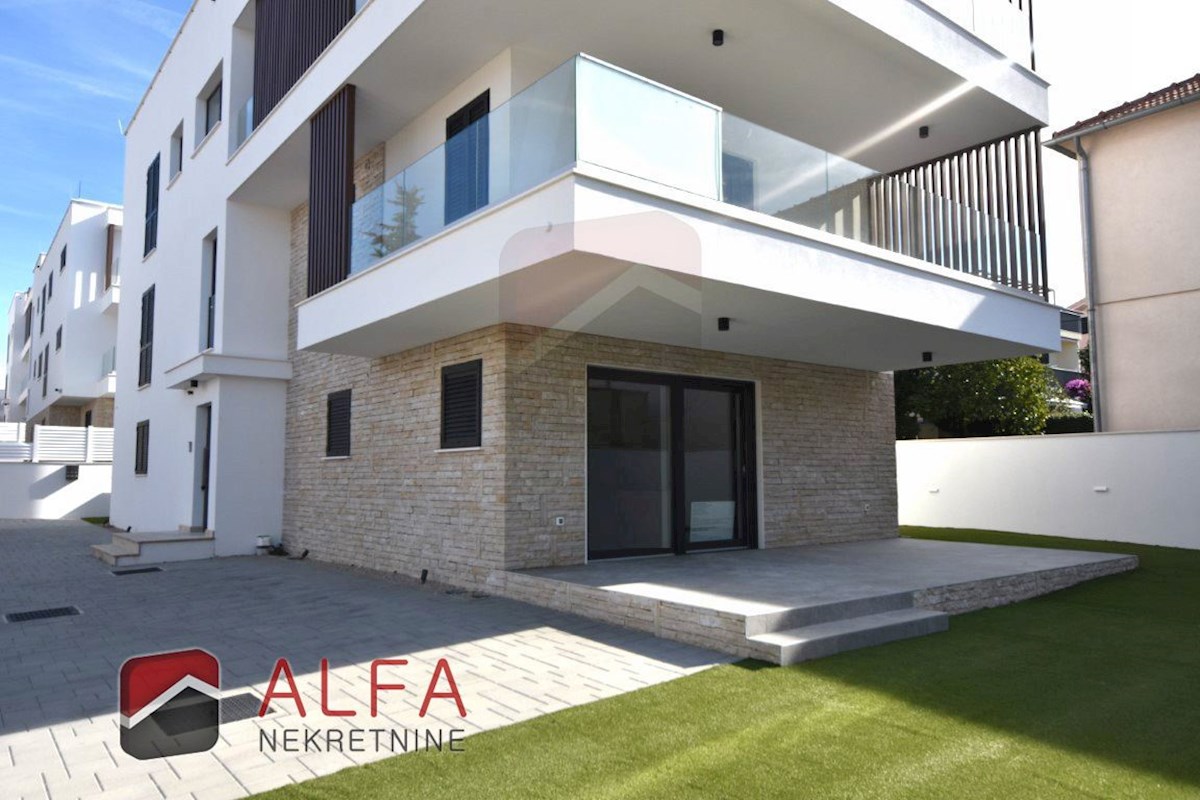 Vodice centro, ATTRAENTE, vendesi appartamento tricamere al piano terra con giardino