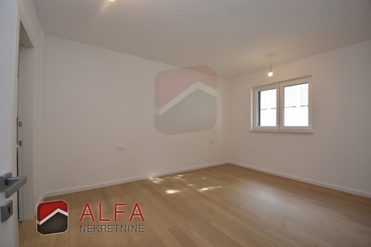 Vodice centro, ATTRAENTE, vendesi appartamento tricamere al piano terra con giardino