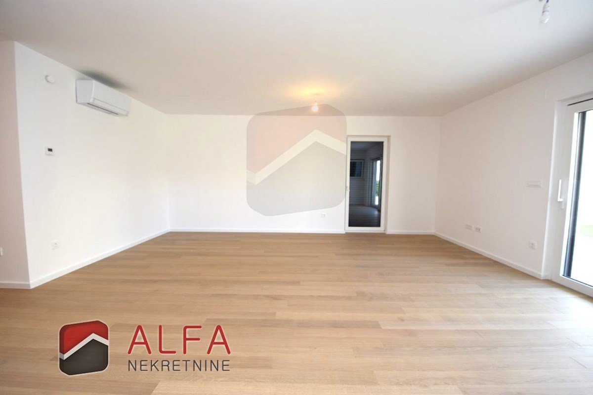 Vodice centro, ATTRAENTE, vendesi appartamento tricamere al piano terra con giardino