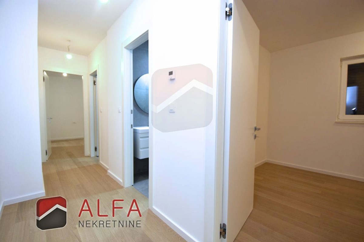 Vodice centro, ATTRAENTE, vendesi appartamento tricamere al piano terra con giardino