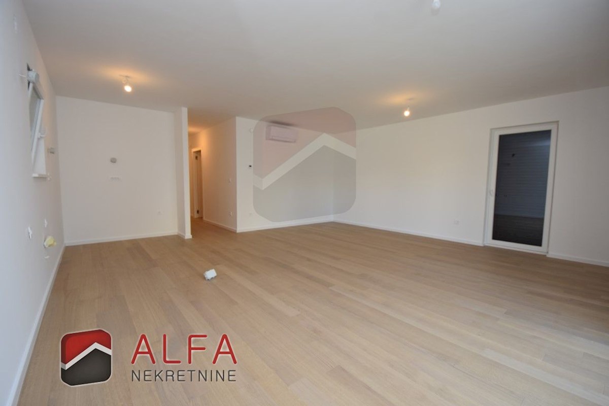 Vodice centro, ATTRAENTE, vendesi appartamento tricamere al piano terra con giardino