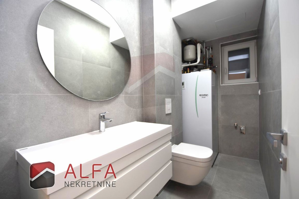 Vodice centro, ATTRAENTE, vendesi appartamento tricamere al piano terra con giardino