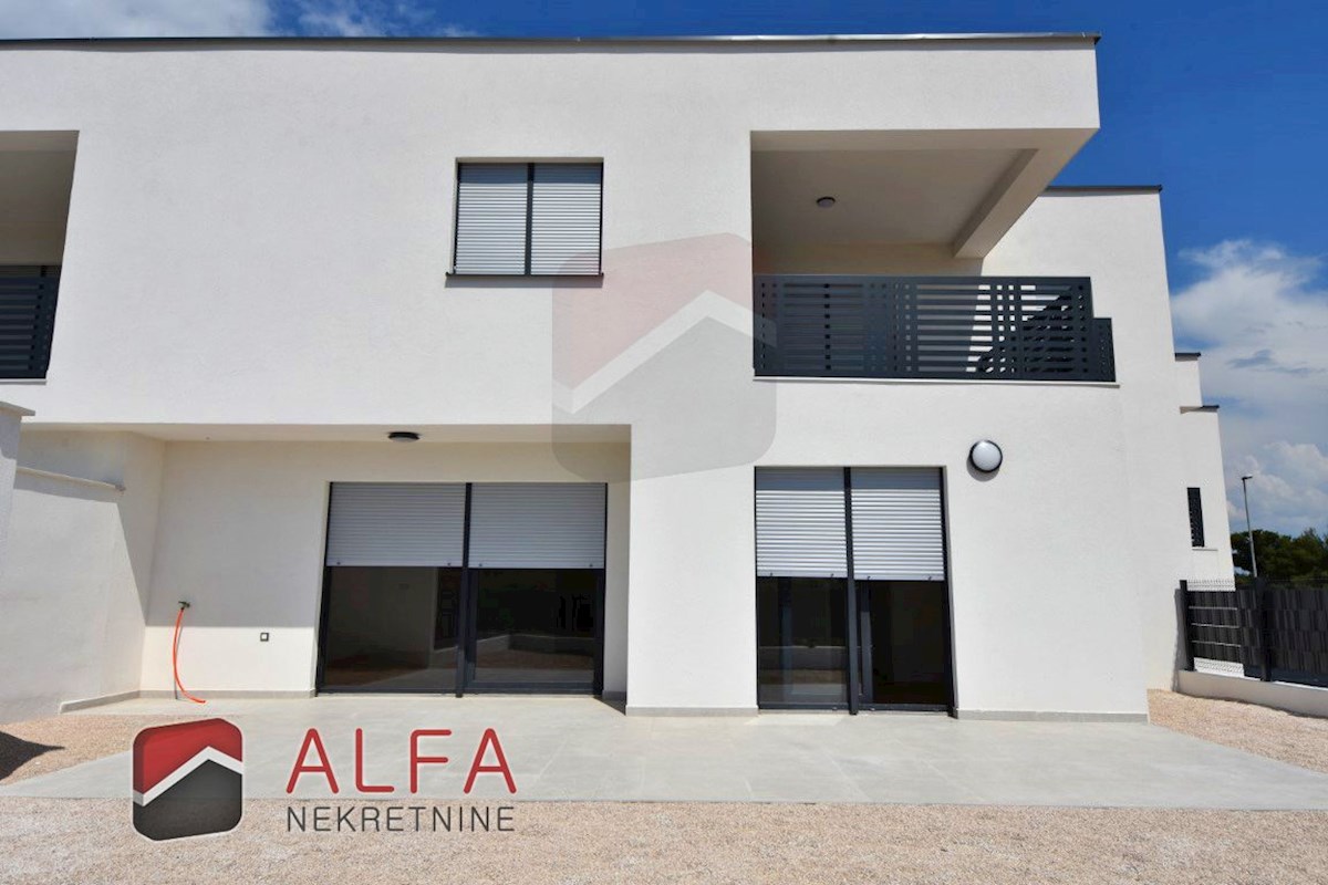 Croazia, Vodice, nuovo appartamento con due camere da letto in vendita, piano terra, giardino