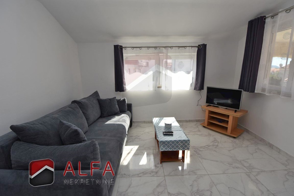 Croazia, Vodice – appartamento con due camere da letto in vendita al primo piano, vicino al mare