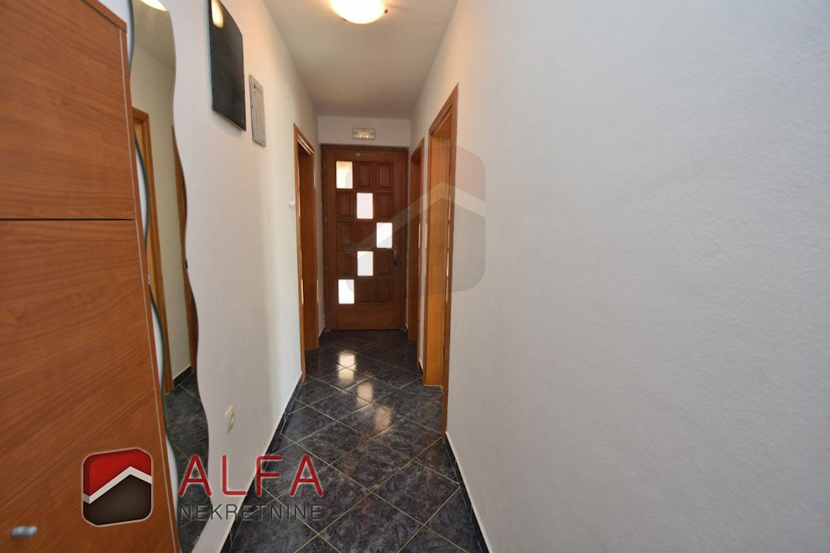 Croazia, Vodice – appartamento con due camere da letto in vendita al primo piano, vicino al mare