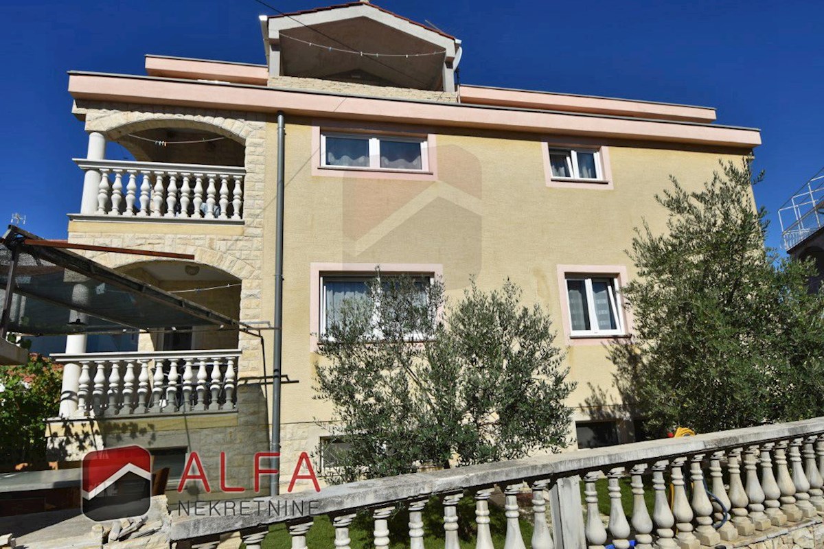Croazia, Vodice – appartamento con due camere da letto in vendita al primo piano, vicino al mare