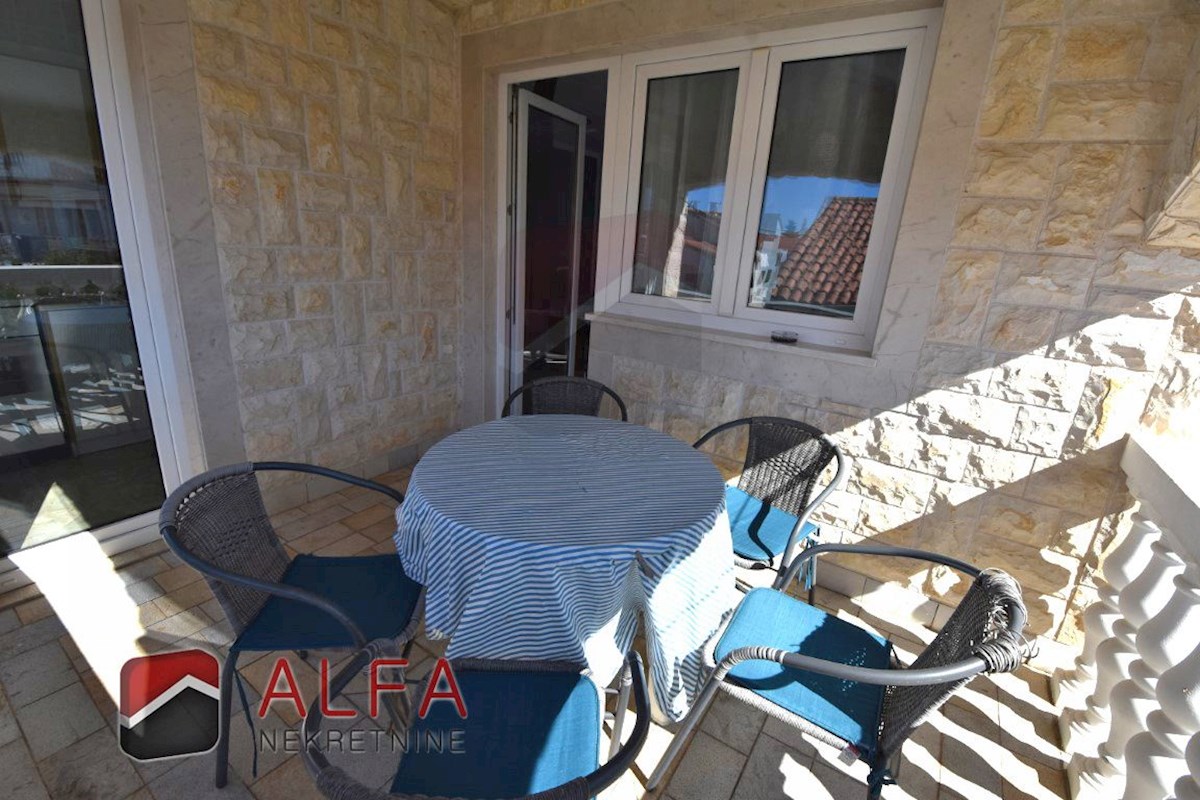 Croazia, Vodice – appartamento con due camere da letto in vendita al primo piano, vicino al mare