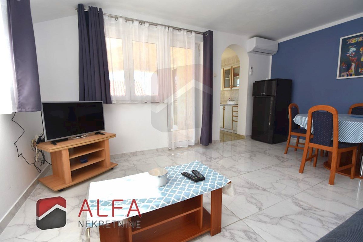 Croazia, Vodice – appartamento con due camere da letto in vendita al primo piano, vicino al mare