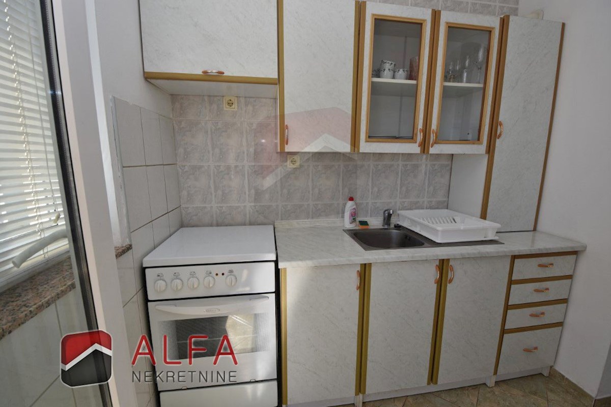 Croazia, Vodice – appartamento con due camere da letto in vendita al primo piano, vicino al mare