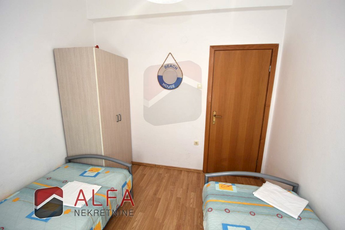 Croazia, Vodice – appartamento con due camere da letto in vendita al primo piano, vicino al mare