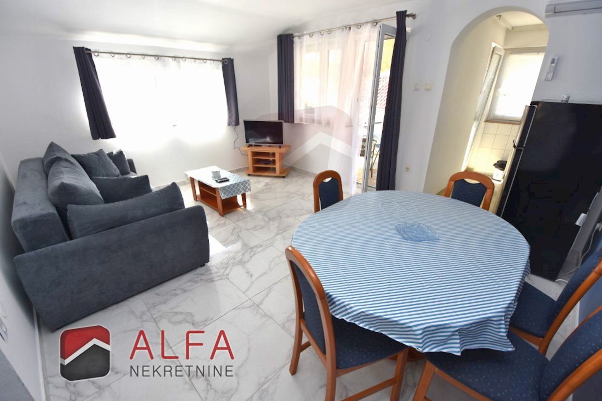 Croazia, Vodice – appartamento con due camere da letto in vendita al primo piano, vicino al mare