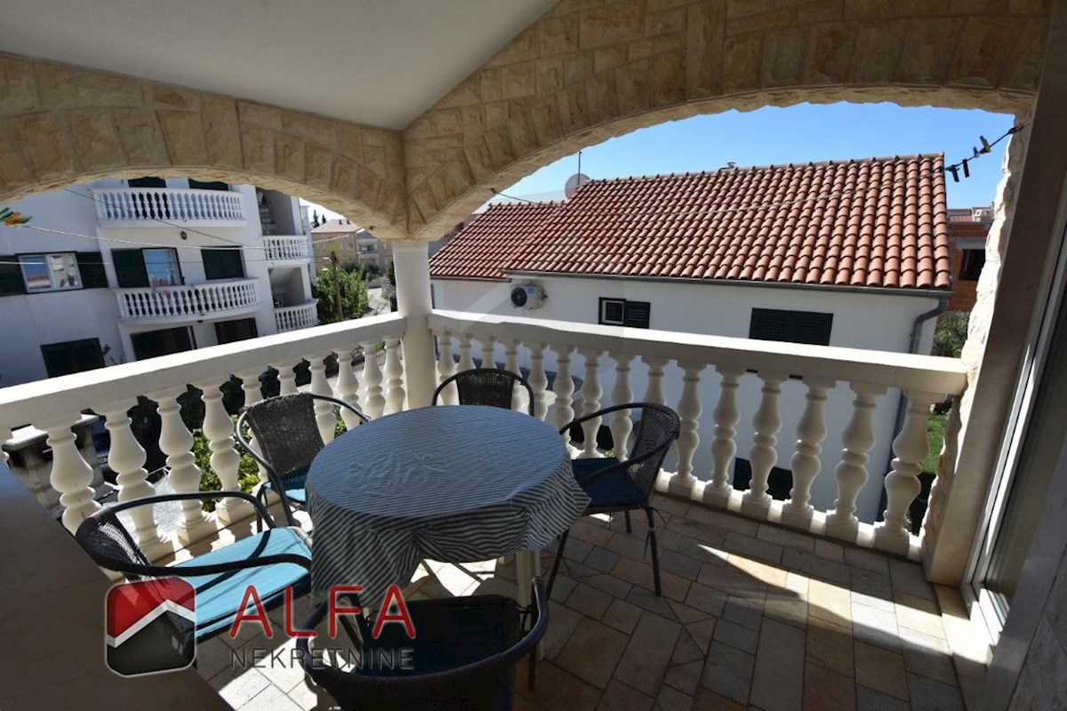 Croazia, Vodice – appartamento con due camere da letto in vendita al primo piano, vicino al mare