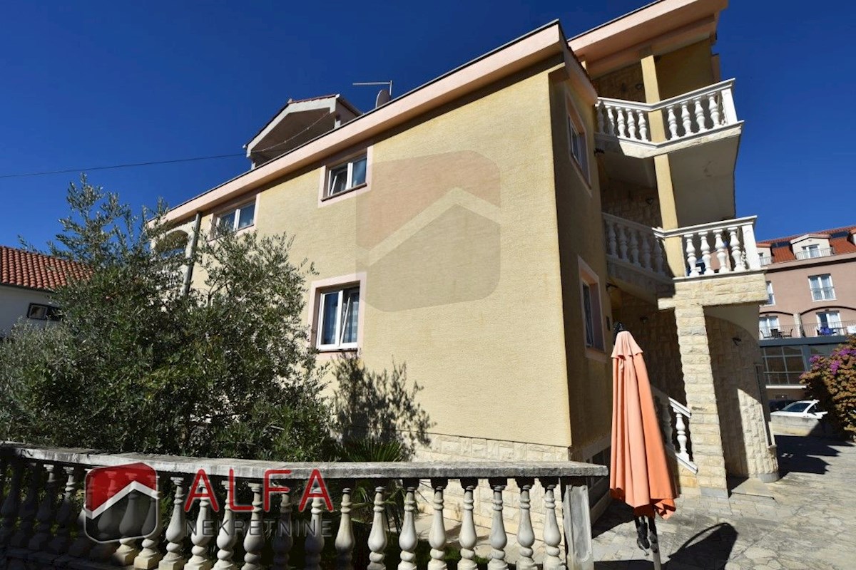 Croazia, Vodice – appartamento con due camere da letto in vendita al primo piano, vicino al mare