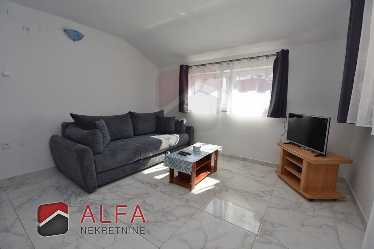 Croazia, Vodice – appartamento con due camere da letto in vendita al primo piano, vicino al mare