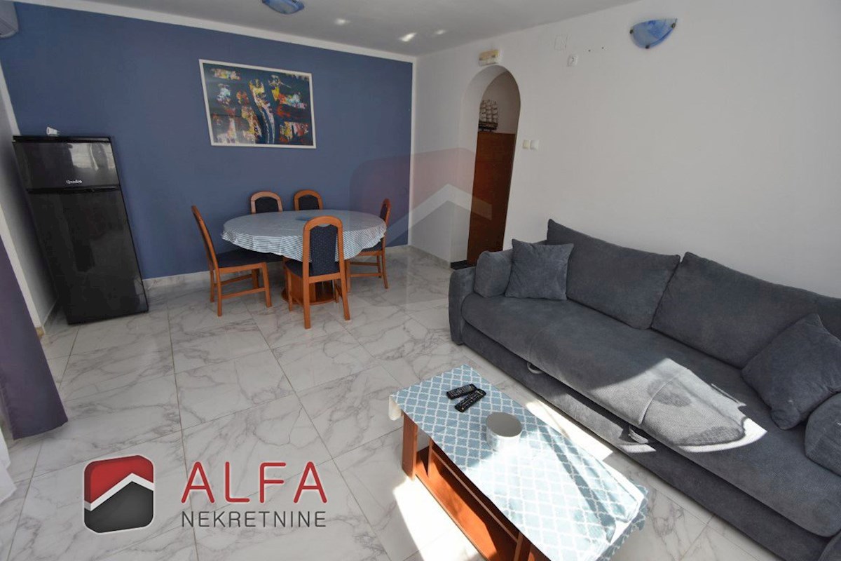 Croazia, Vodice – appartamento con due camere da letto in vendita al primo piano, vicino al mare