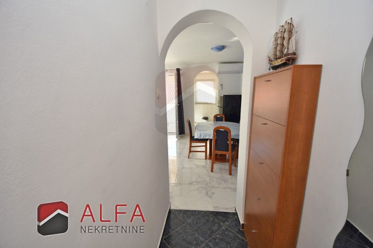 Croazia, Vodice – appartamento con due camere da letto in vendita al primo piano, vicino al mare