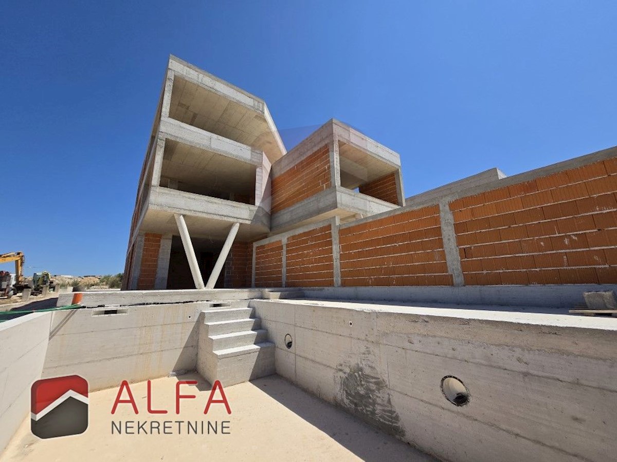 Croazia, Vodice – nuovo appartamento al piano terra in vendita, con piscina privata e giardino