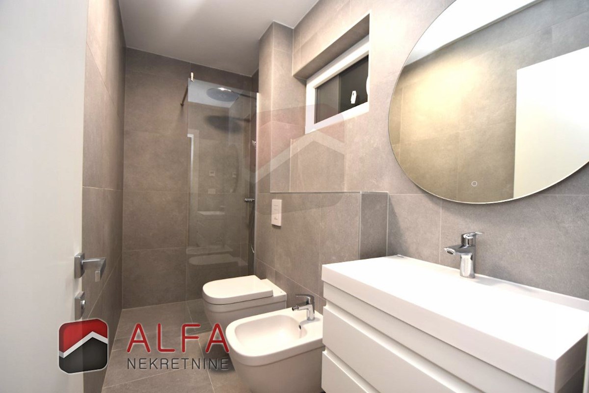 Vodice centro, ATTRAENTE, nuovo appartamento con tre camere da letto in vendita al primo piano ​