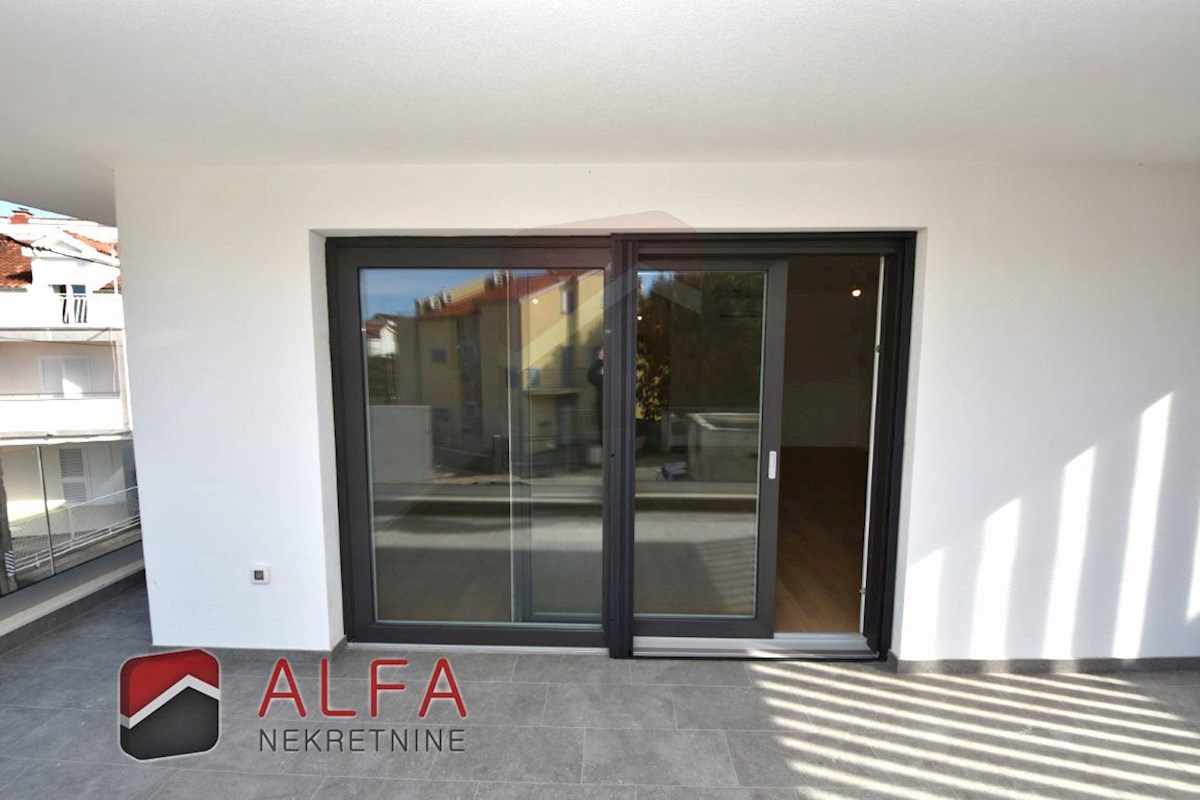 Vodice centro, ATTRAENTE, nuovo appartamento con tre camere da letto in vendita al primo piano ​