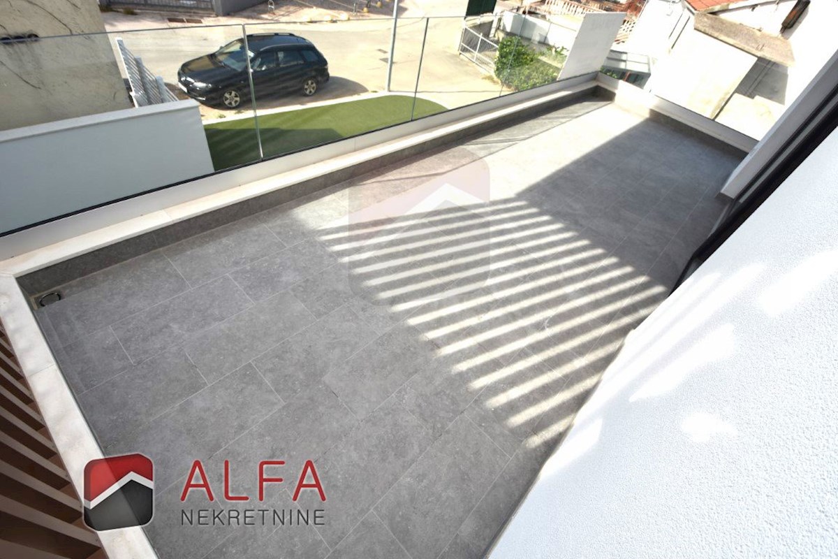 Vodice centro, ATTRAENTE, nuovo appartamento con tre camere da letto in vendita al primo piano ​