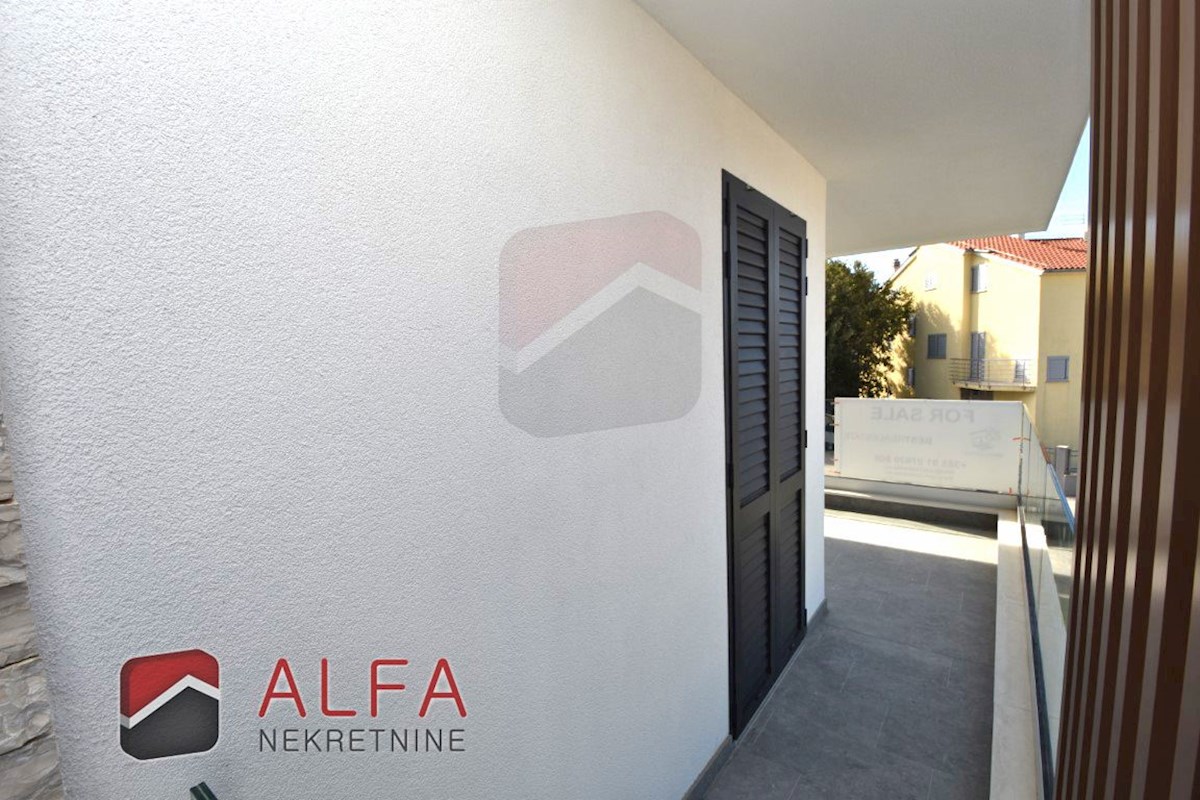 Vodice centro, ATTRAENTE, nuovo appartamento con tre camere da letto in vendita al primo piano ​