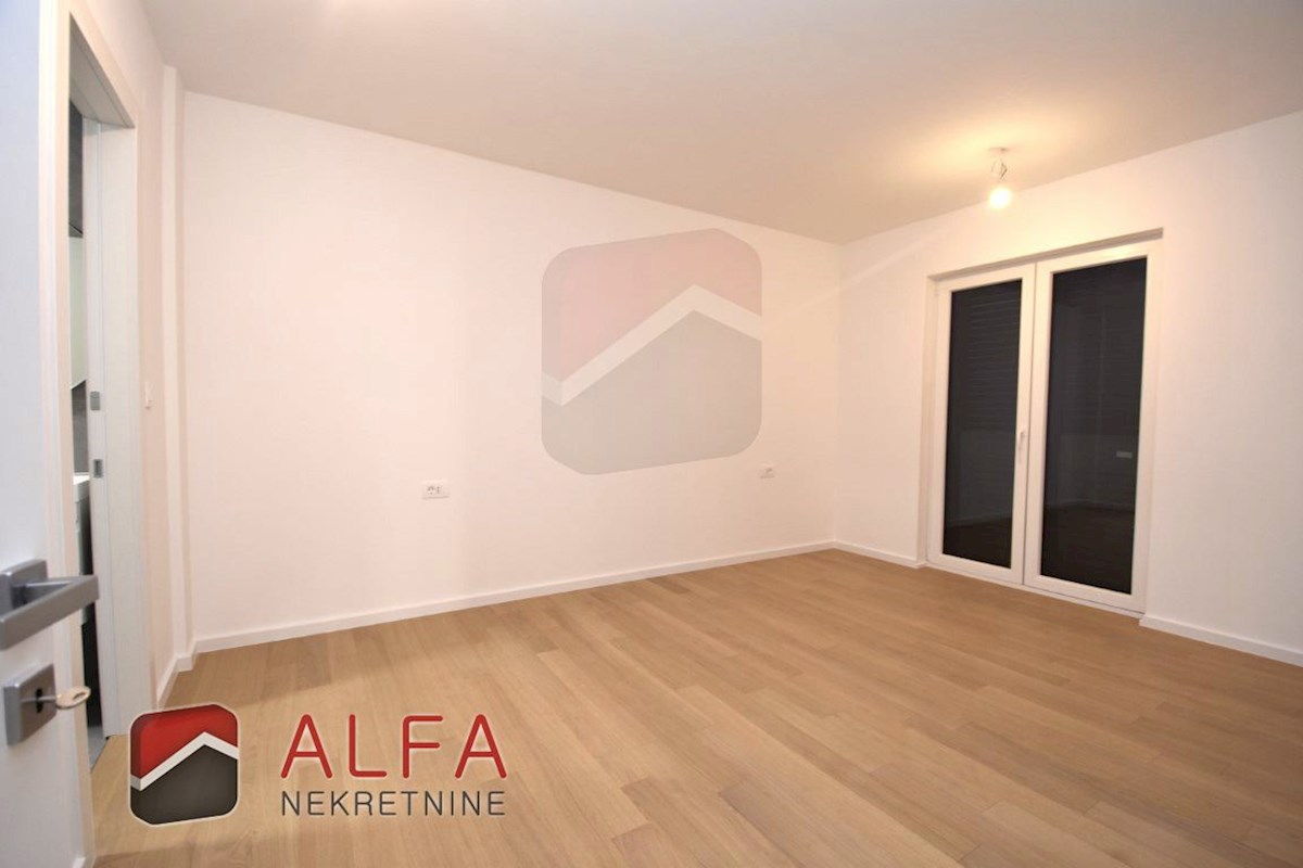 Vodice centro, ATTRAENTE, nuovo appartamento con tre camere da letto in vendita al primo piano ​