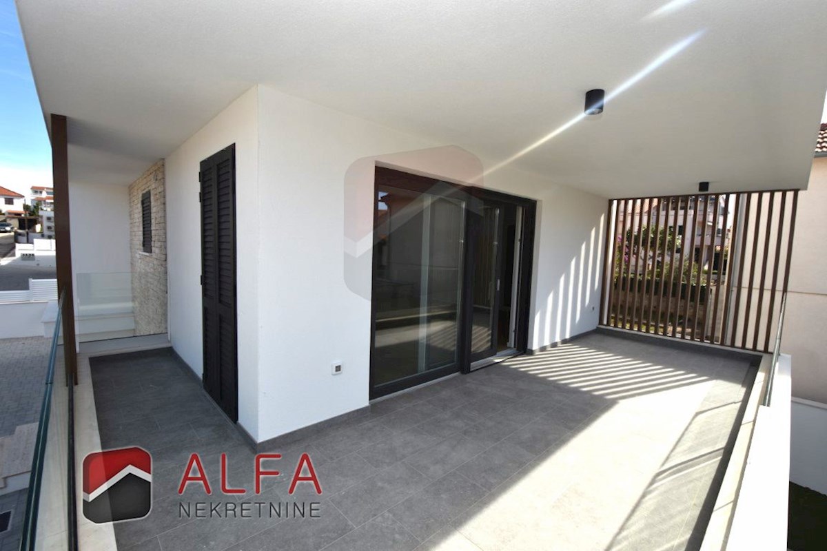 Vodice centro, ATTRAENTE, nuovo appartamento con tre camere da letto in vendita al primo piano ​