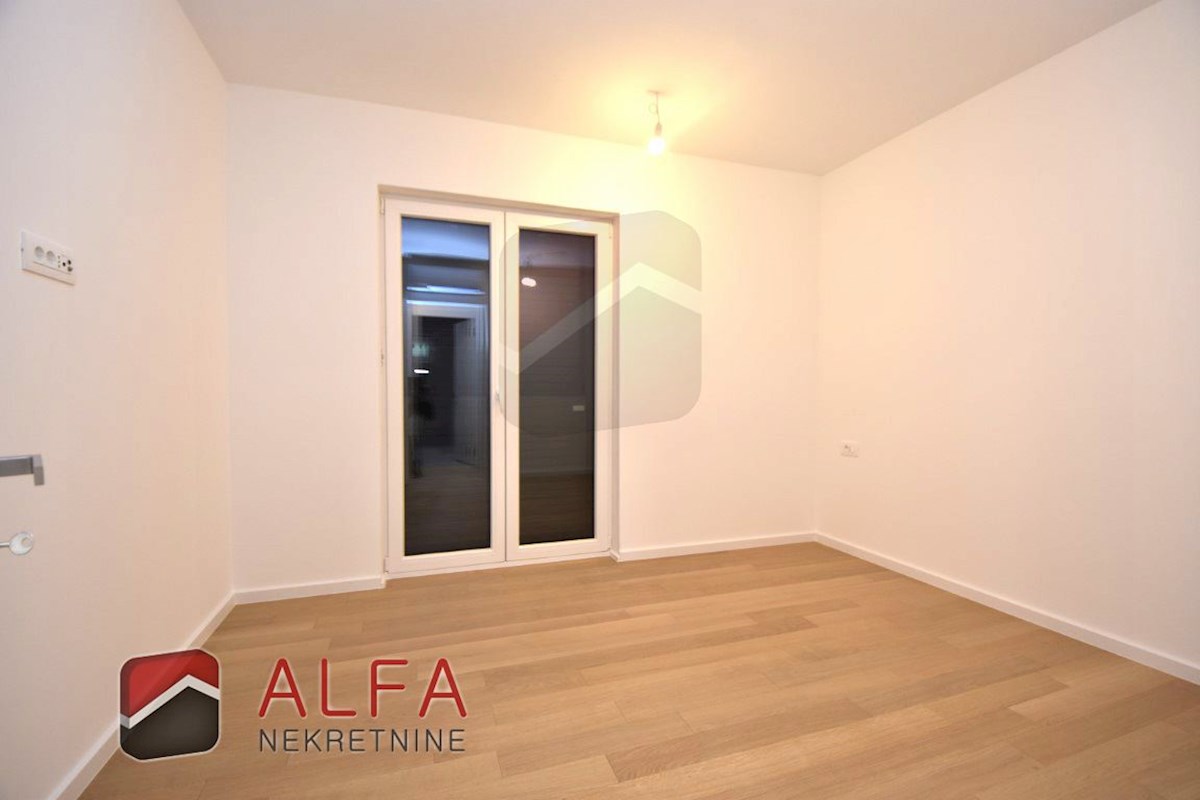 Vodice centro, ATTRAENTE, nuovo appartamento con tre camere da letto in vendita al primo piano ​