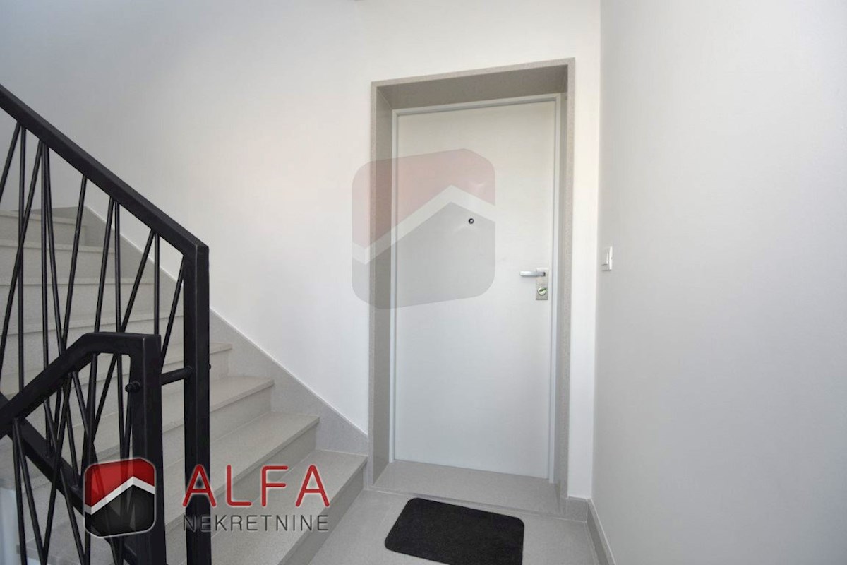 Vodice centro, ATTRAENTE, nuovo appartamento con tre camere da letto in vendita al primo piano ​