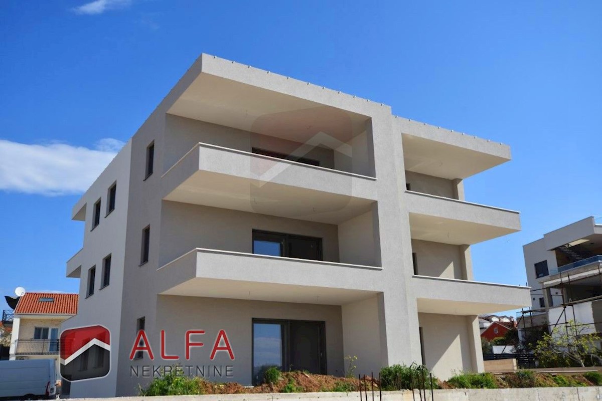 Croazia, Vodice, nuova costruzione, appartamento con tre camere da letto in vendita, due posti auto, vista mare