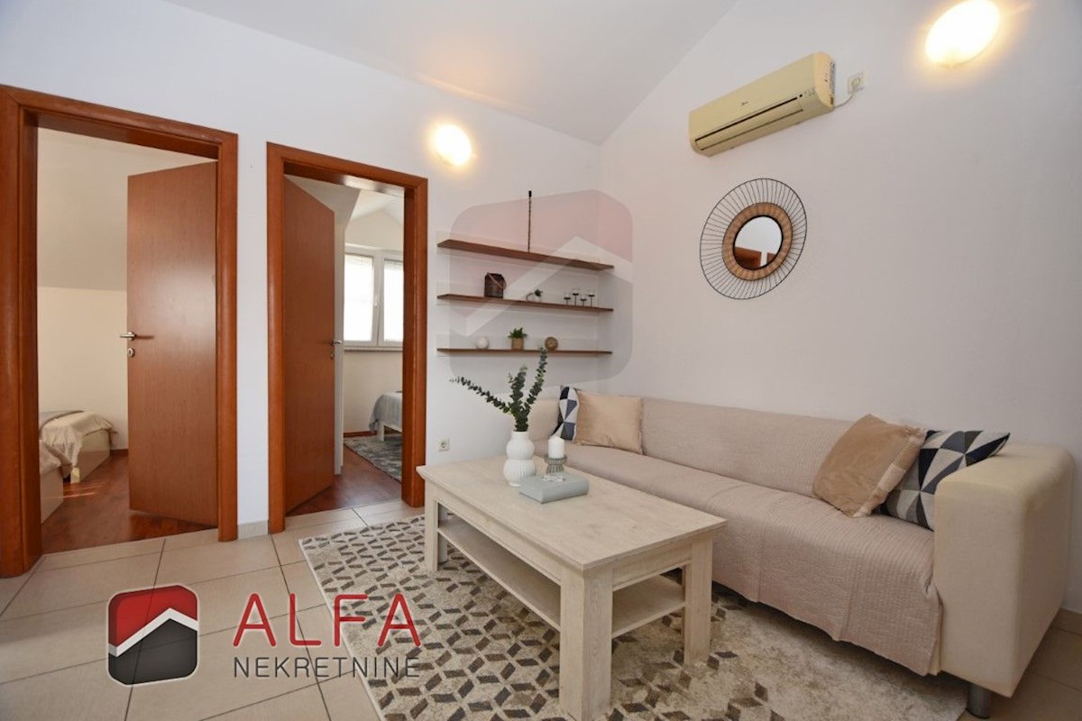 Croazia, Vodice - vendesi grazioso appartamento con due camere da letto al secondo piano, vicino al mare