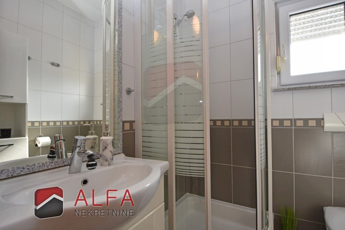 Croazia, Vodice - vendesi grazioso appartamento con due camere da letto al secondo piano, vicino al mare