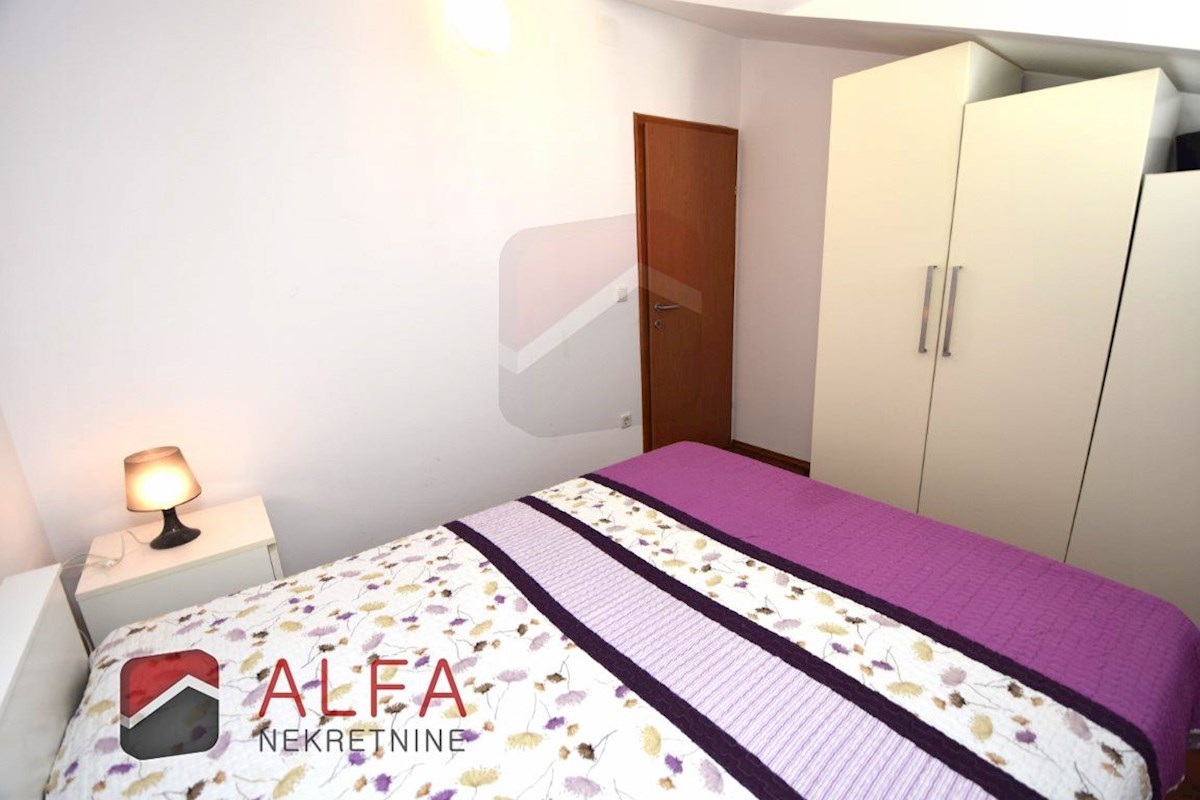 Croazia, Vodice - appartamento con due camere da letto in vendita al secondo piano, vicino al mare