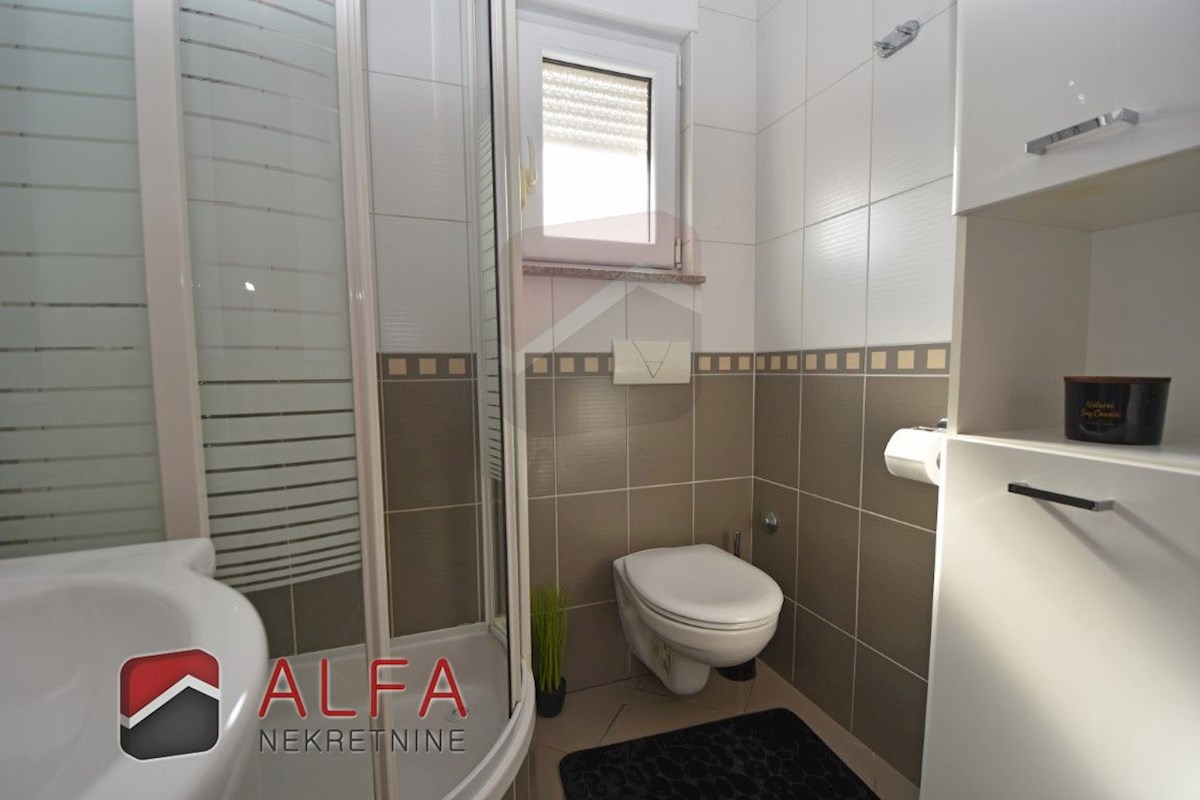 Croazia, Vodice - vendesi grazioso appartamento con due camere da letto al secondo piano, vicino al mare