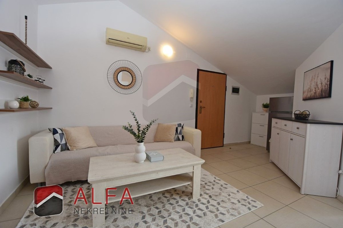 Croazia, Vodice - vendesi grazioso appartamento con due camere da letto al secondo piano, vicino al mare