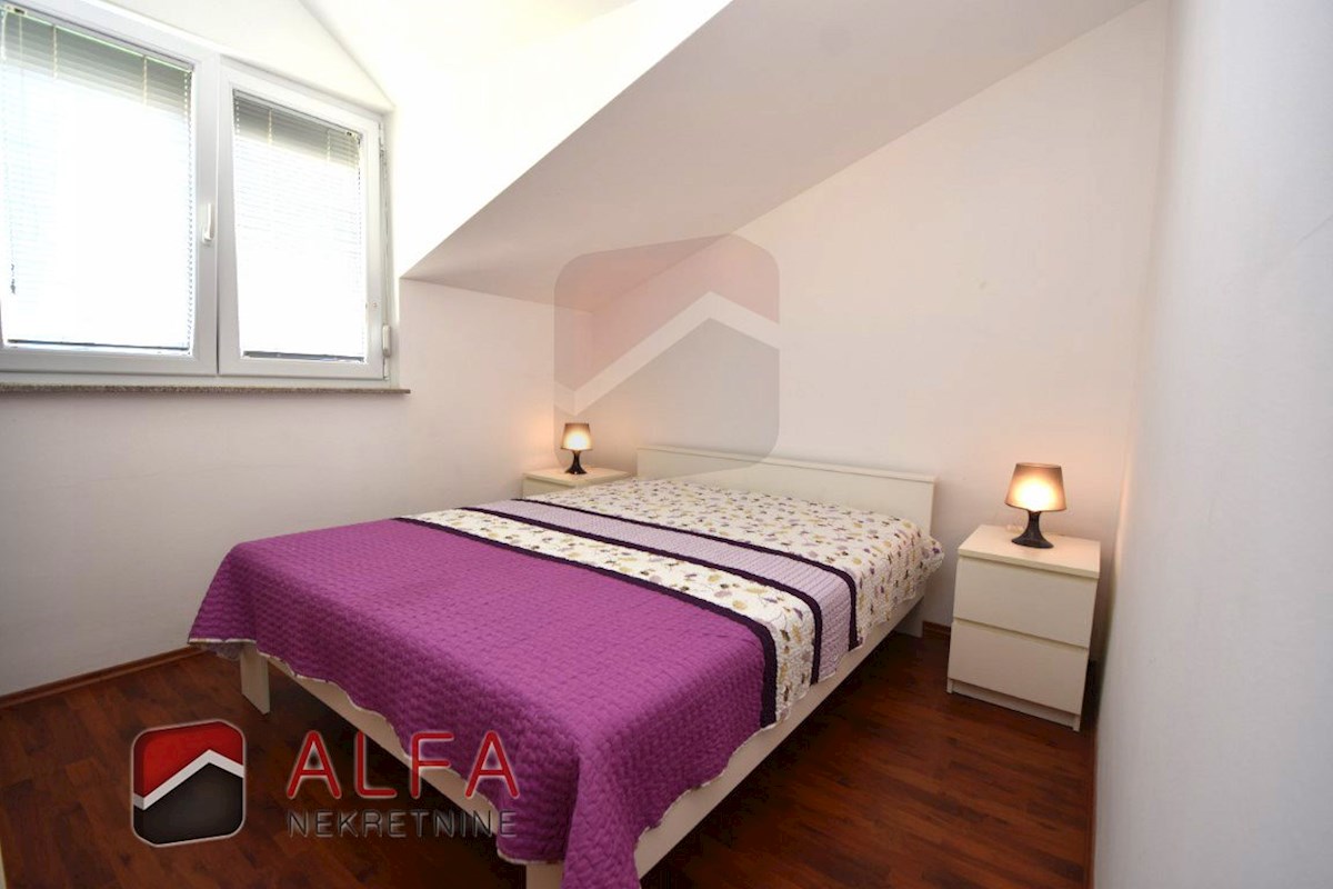 Croazia, Vodice - appartamento con due camere da letto in vendita al secondo piano, vicino al mare