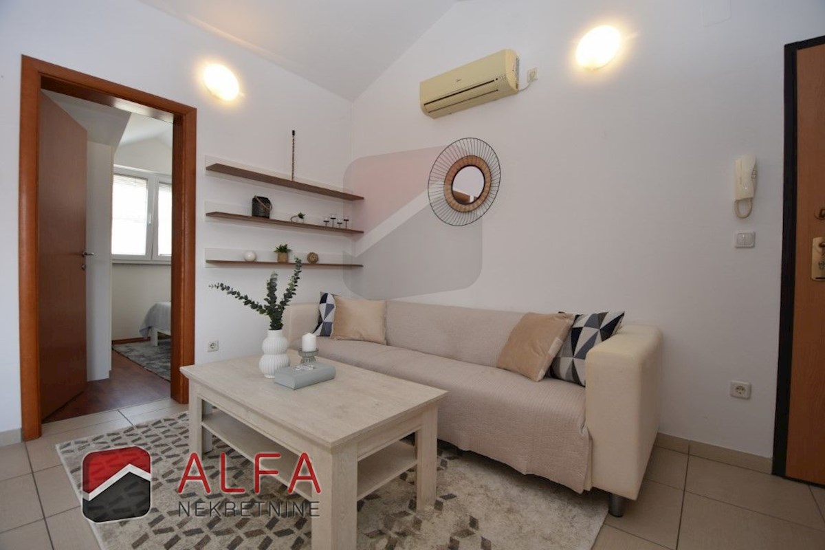 Croazia, Vodice - vendesi grazioso appartamento con due camere da letto al secondo piano, vicino al mare