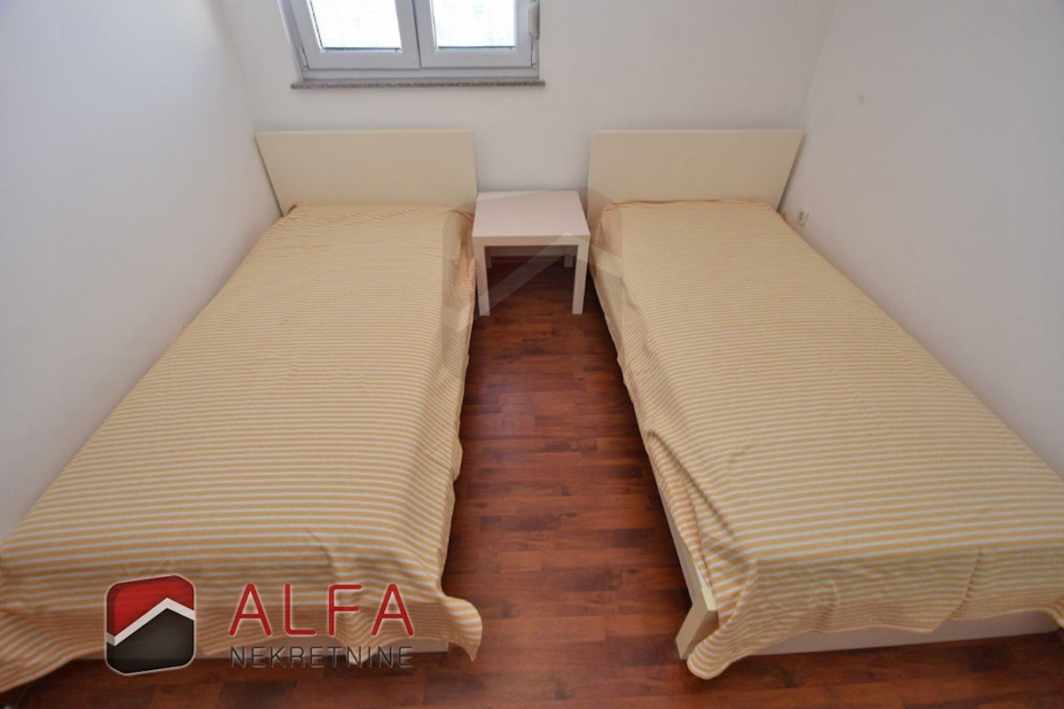 Croazia, Vodice - appartamento con due camere da letto in vendita al secondo piano, vicino al mare
