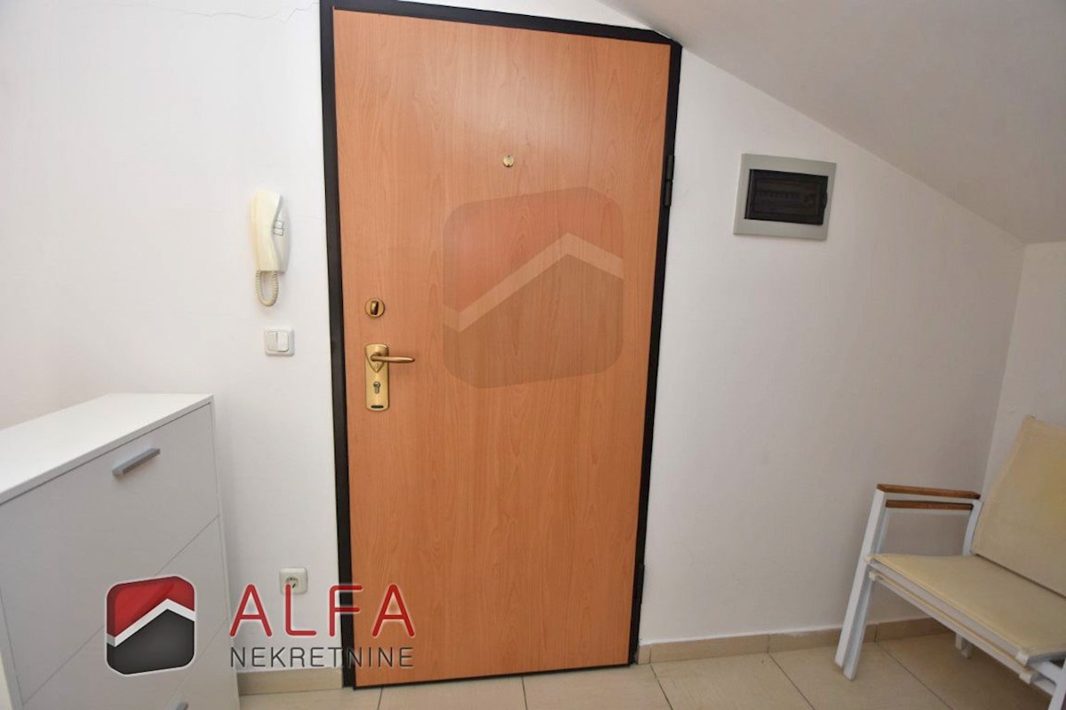 Croazia, Vodice - appartamento con due camere da letto in vendita al secondo piano, vicino al mare