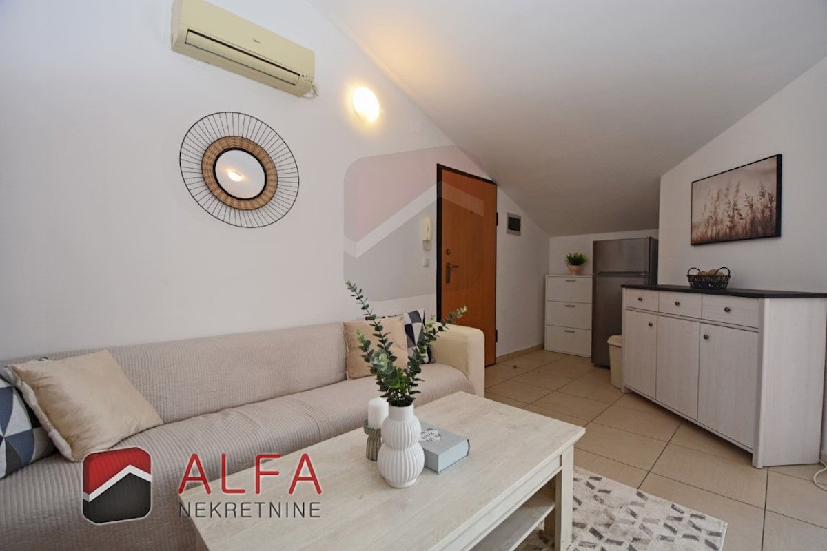 Croazia, Vodice - vendesi grazioso appartamento con due camere da letto al secondo piano, vicino al mare