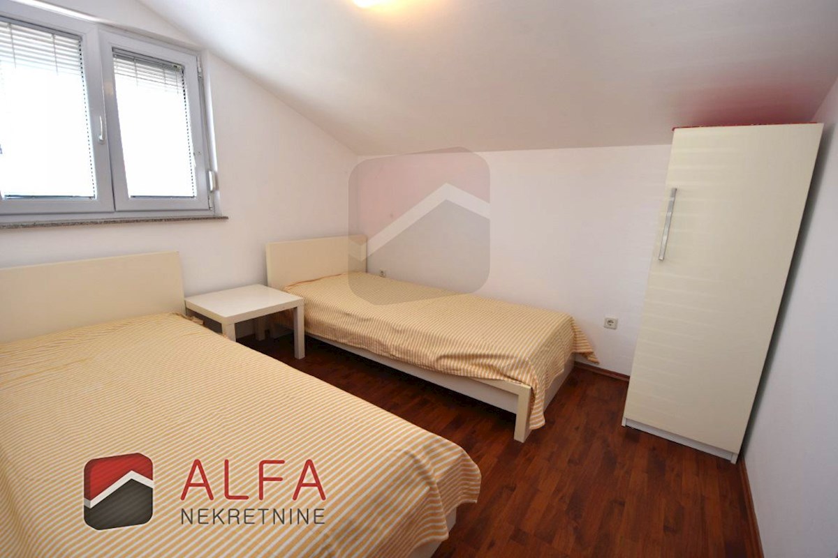 Croazia, Vodice - appartamento con due camere da letto in vendita al secondo piano, vicino al mare