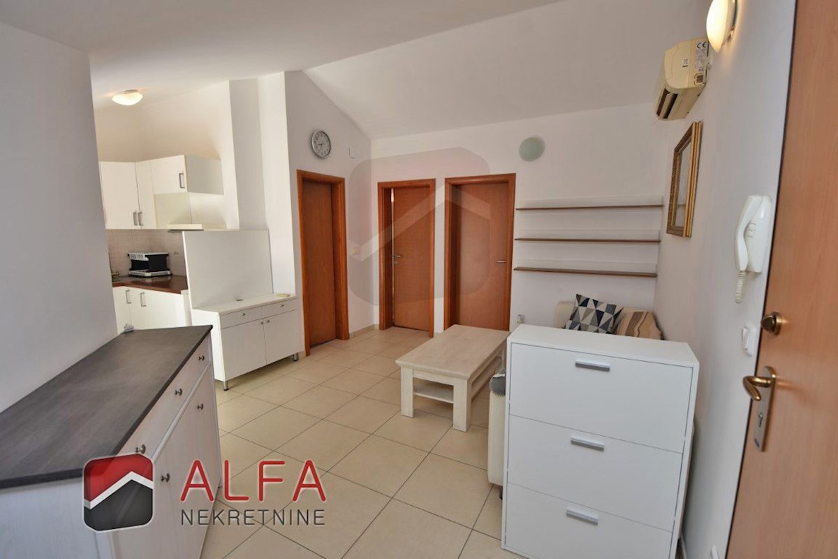 Croazia, Vodice - appartamento con due camere da letto in vendita al secondo piano, vicino al mare