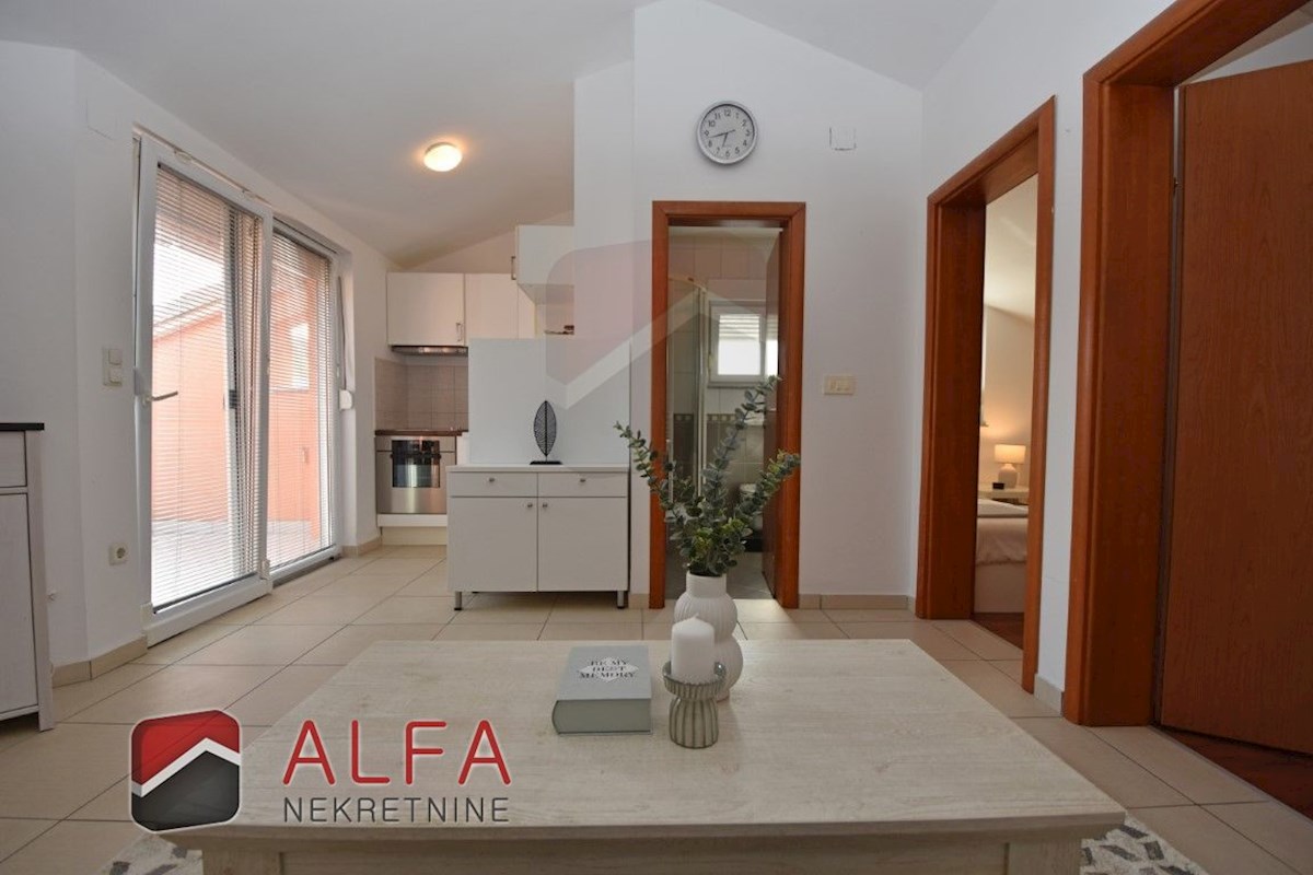 Croazia, Vodice - vendesi grazioso appartamento con due camere da letto al secondo piano, vicino al mare